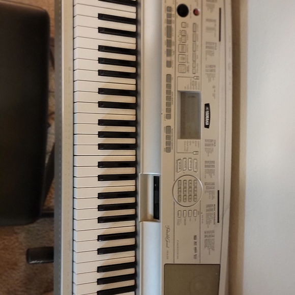 Yamaha DGX-500 portable grand piano - Picture 4 of 11
